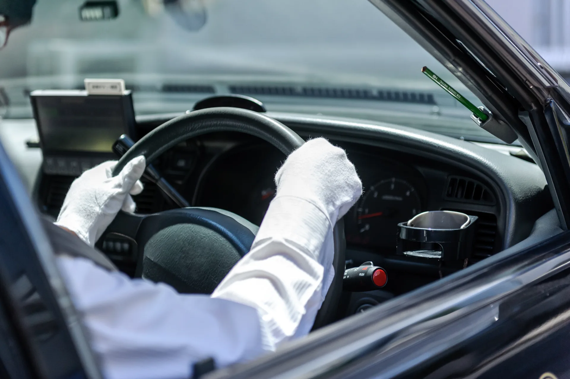白手袋の丁寧な運転